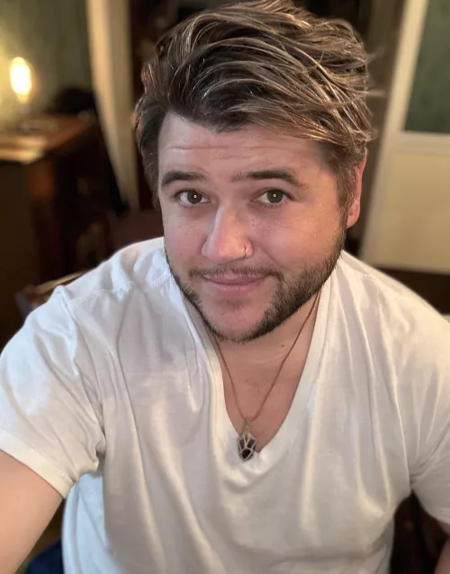 In a world full of faceless bodies and torsos be a smiling face..