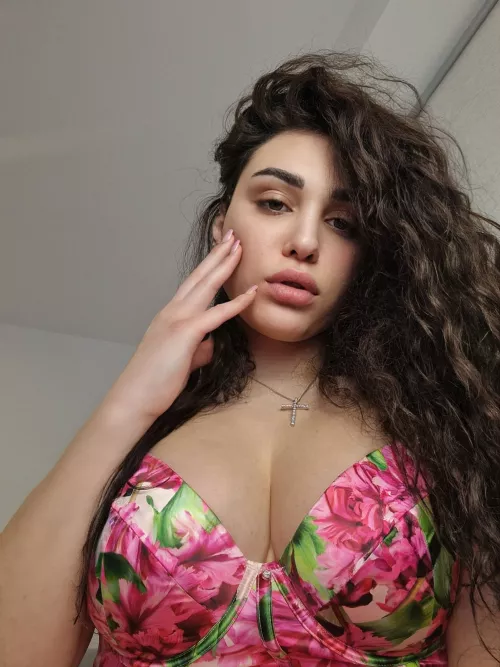 italian chick waiting for you 🌶