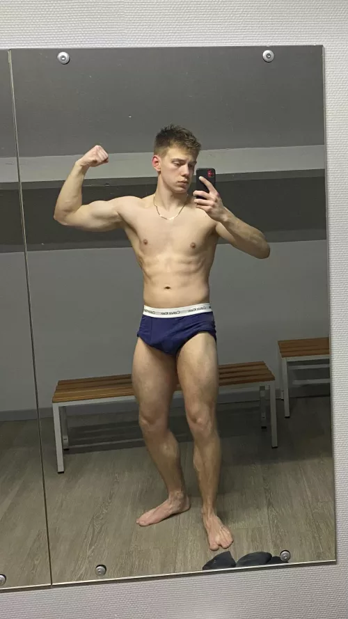 Just a dude sowing his muscels