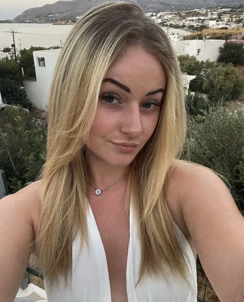 Looking for a bull ideally aged 30+ who wants to fuck cum in and impregnate my hot slutty gf. Dm me