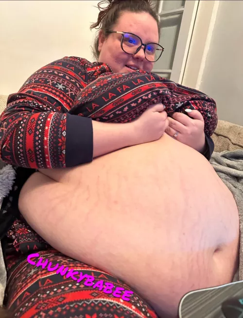My belly is getting HUGE. Feed me while I play games all day 🥰