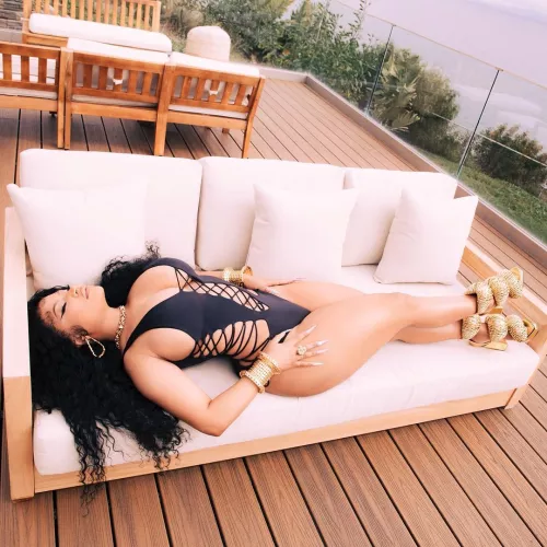 Nicki's body is absolutely flawless. Actual Goddess 😍👑