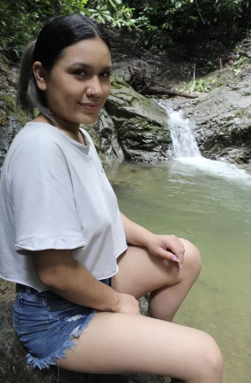 No bra and a waterfall 🍃