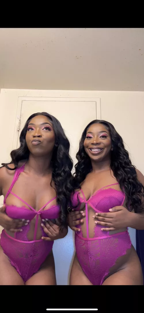 Say “😈” if you want a threesome with us