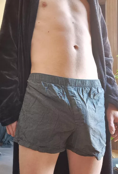 smooth skin, wrinkly shorts