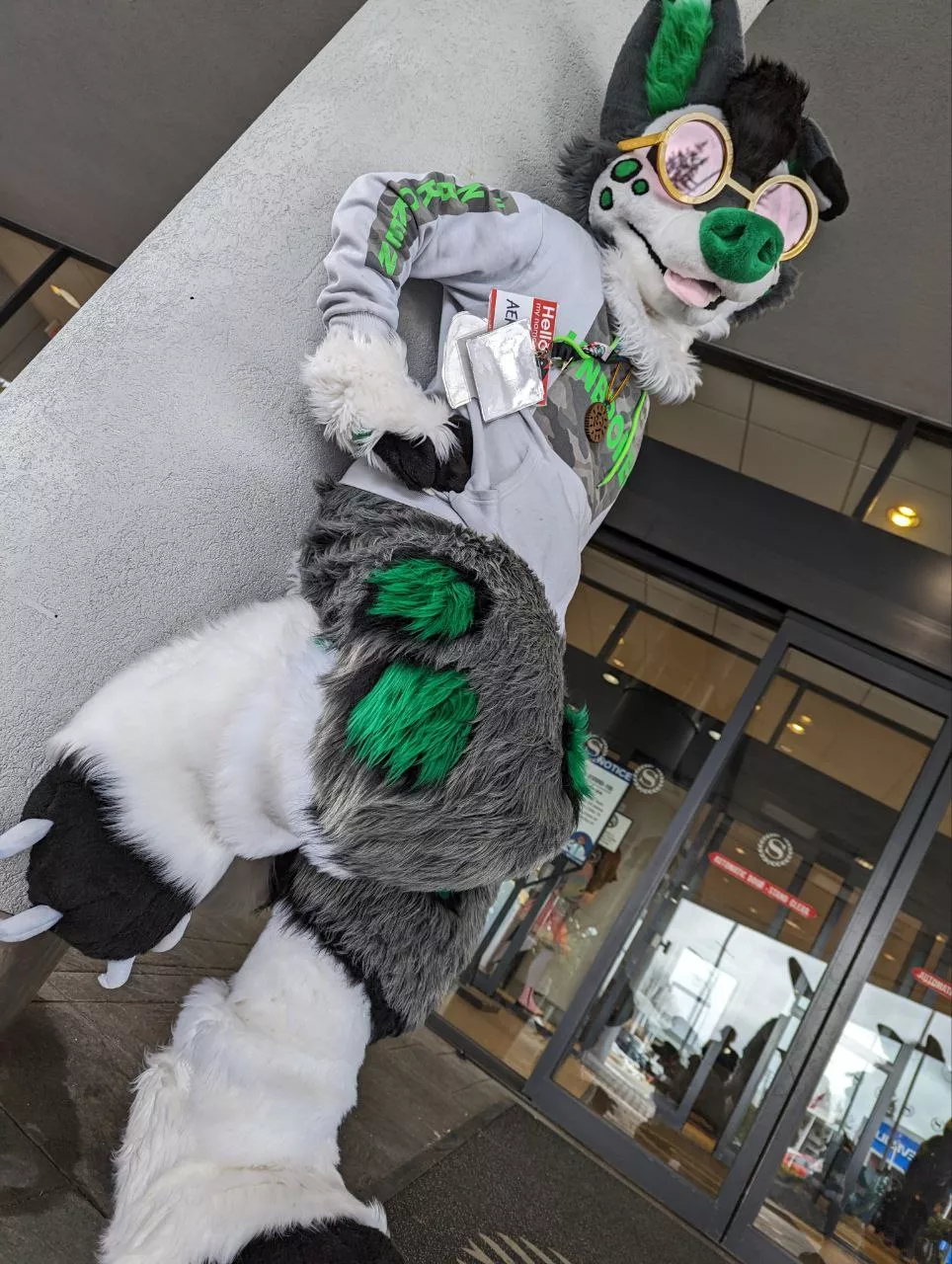 They say rose glasses belong in the 60s.. I beg to differ 💚💕