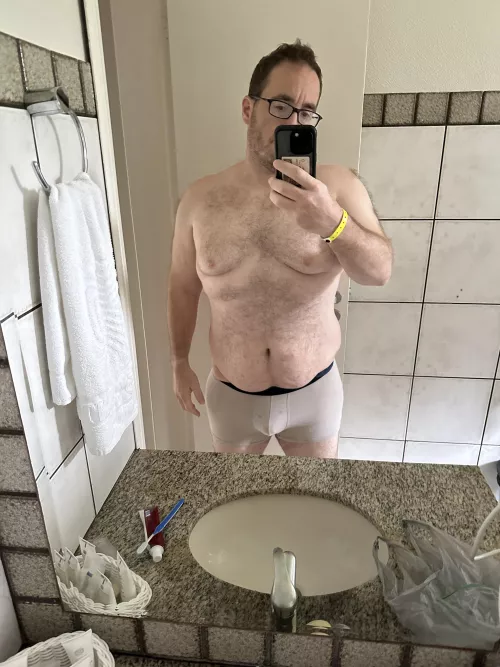 Vacation mirror pic. Not the typical hotel lighting but I’ll take it.