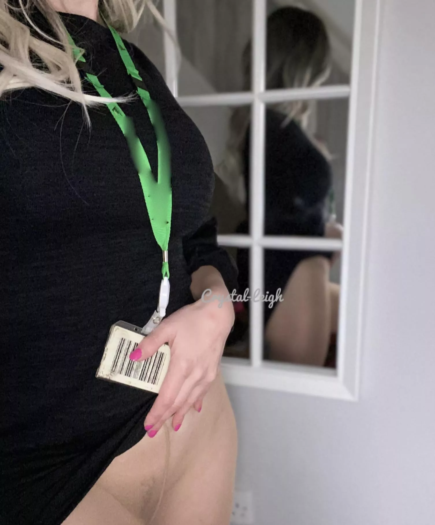 Who loves a little black work dress and tan tights? 💋