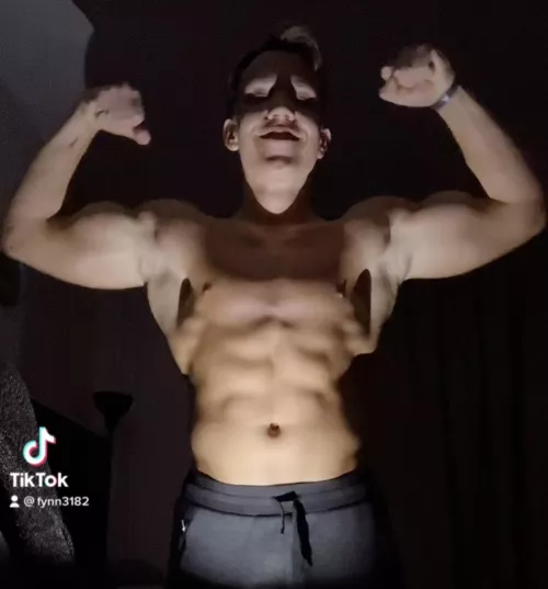 Who want to worship my muscles🥵🥵