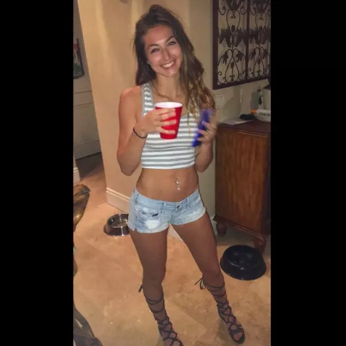 Who wears short shorts (and a crop top)?