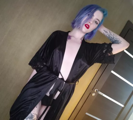 You see me and you fall to the right? You're not the first💙💦