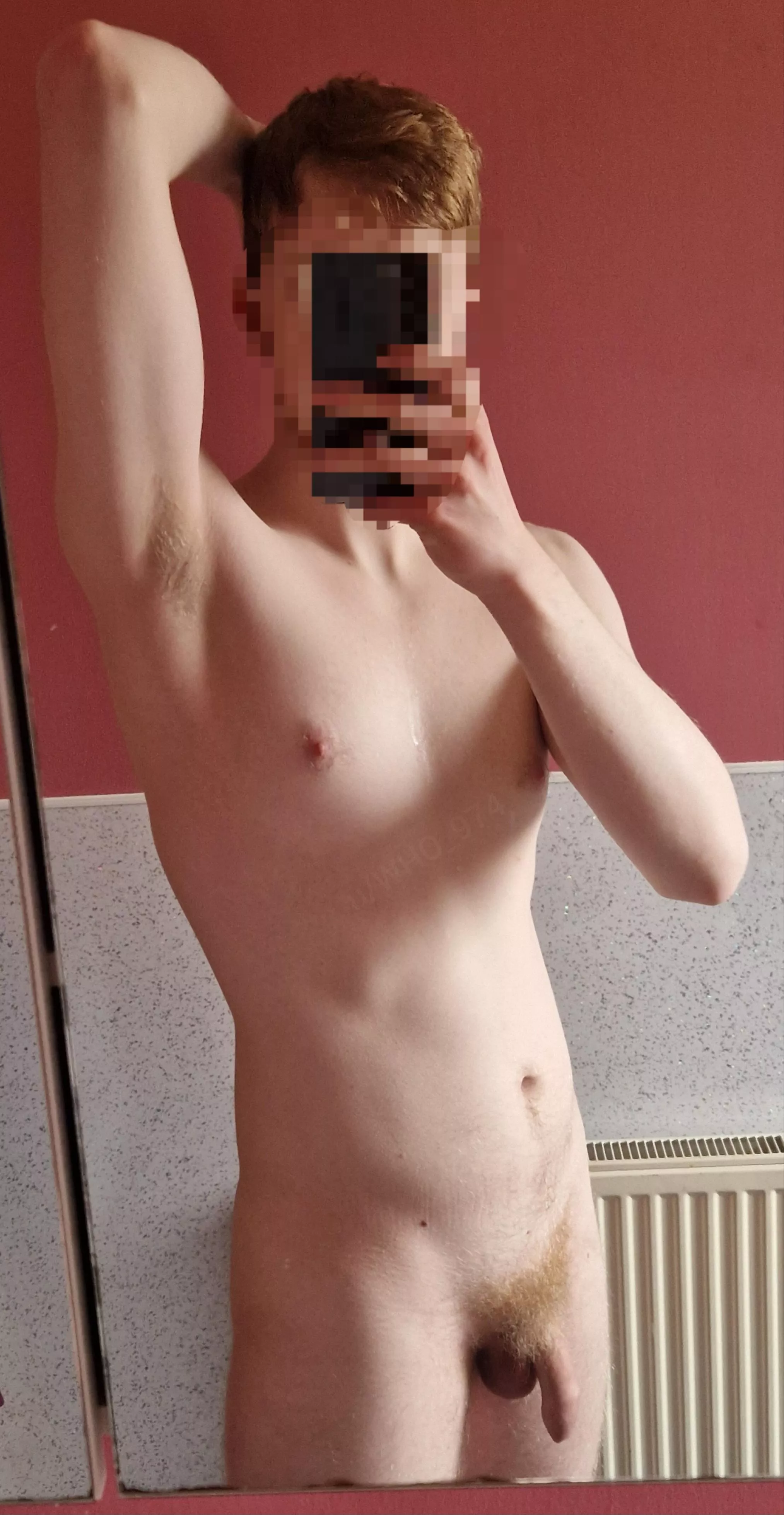 (22) Anyone like my pale Scottish gaymer body?