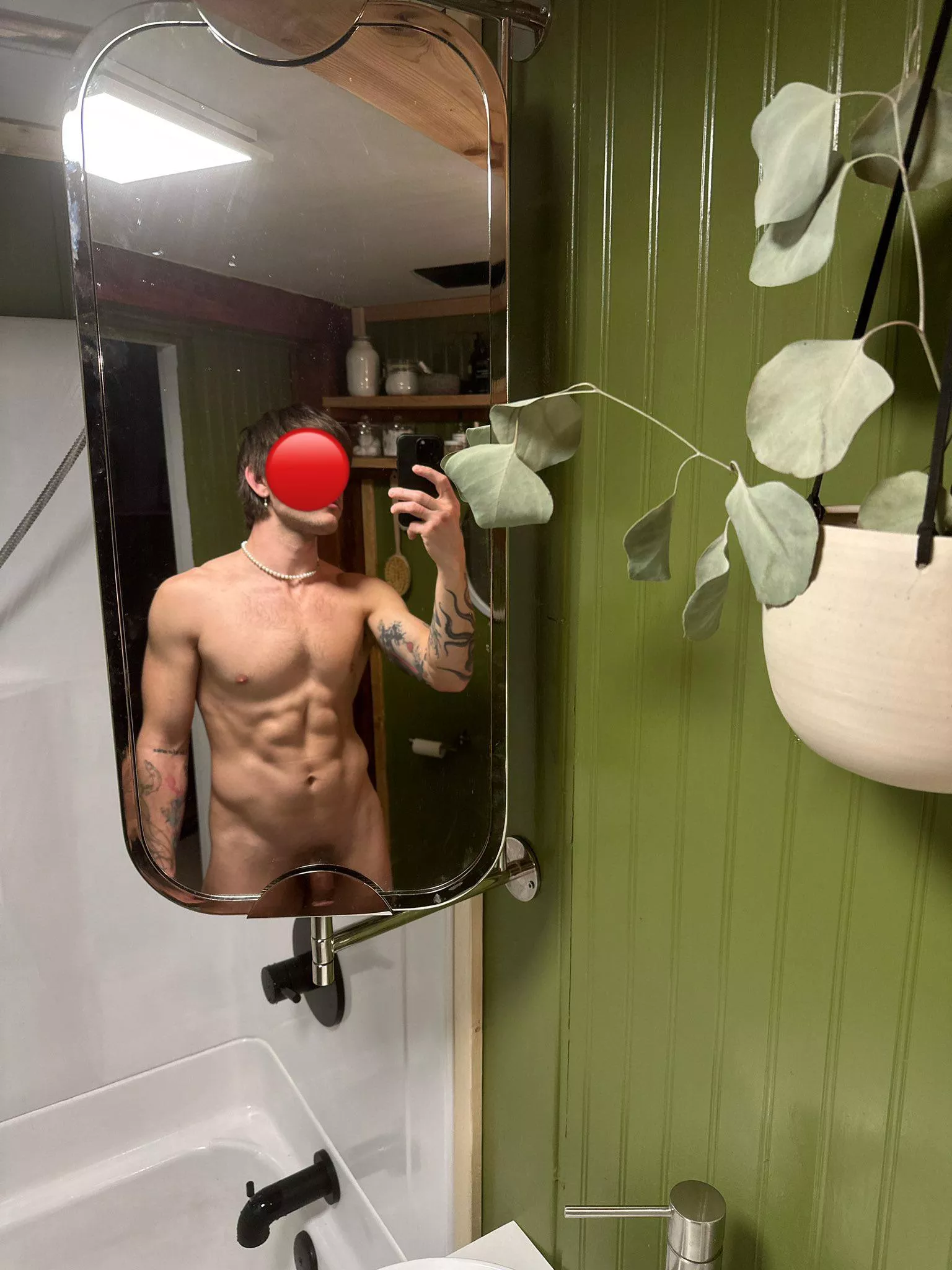 24 LOOKING FOR A SUB (MUST HAVE ABS)