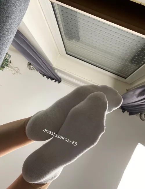 Can the socks stay on when e get messy?