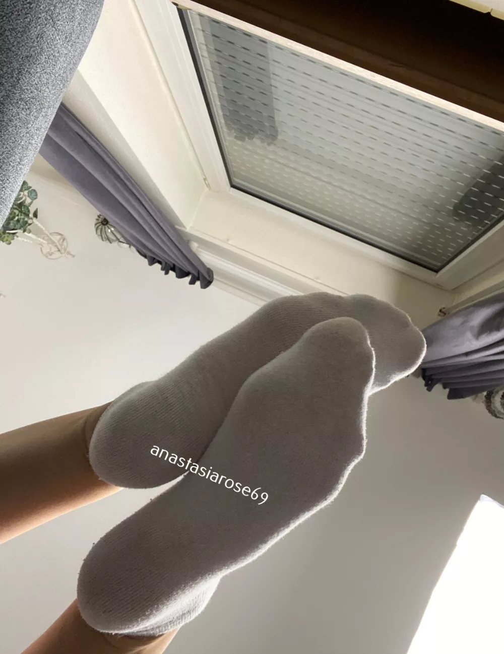 Can the socks stay on when e get messy?