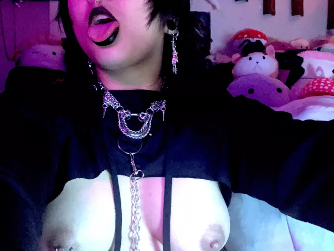 Cum on this tongue daddy🖤😈🖤