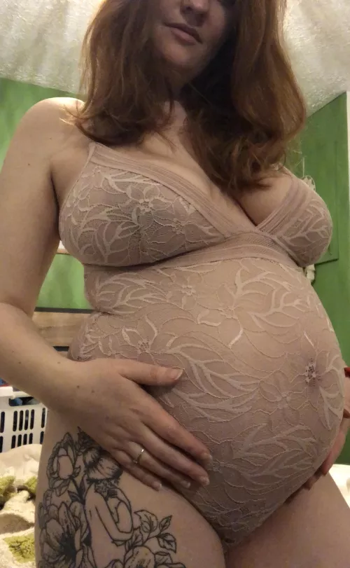 Do I still turn you on with my big belly ?😏