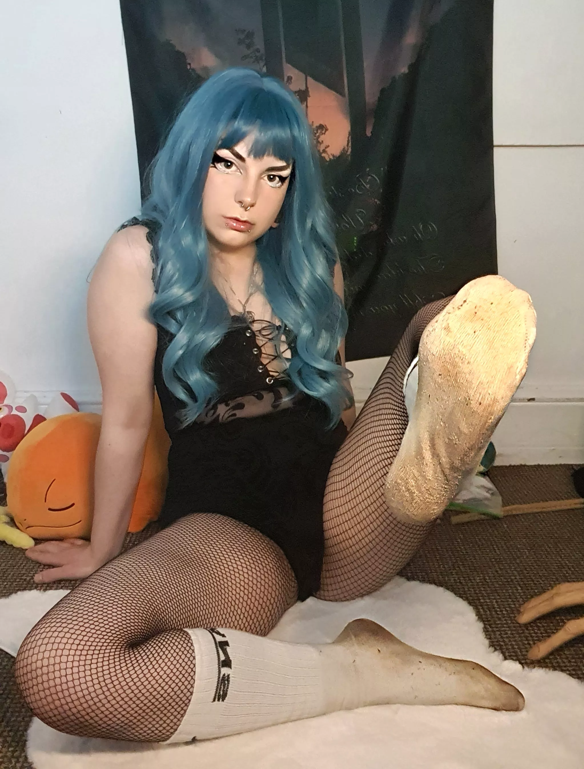 Do you love a strong cheesey sniff? 👀 (F)