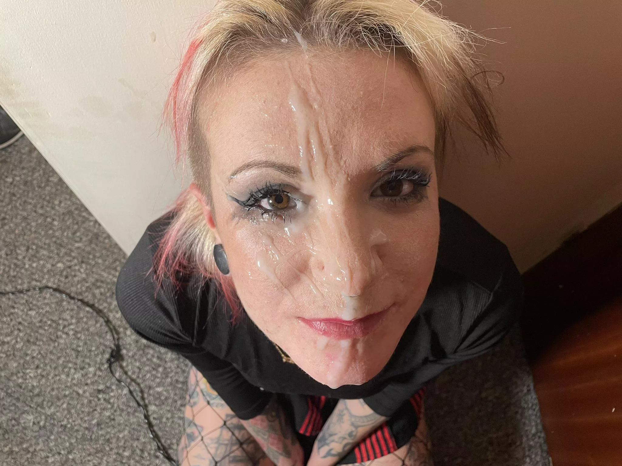 Don’t I look pretty covered in jizz