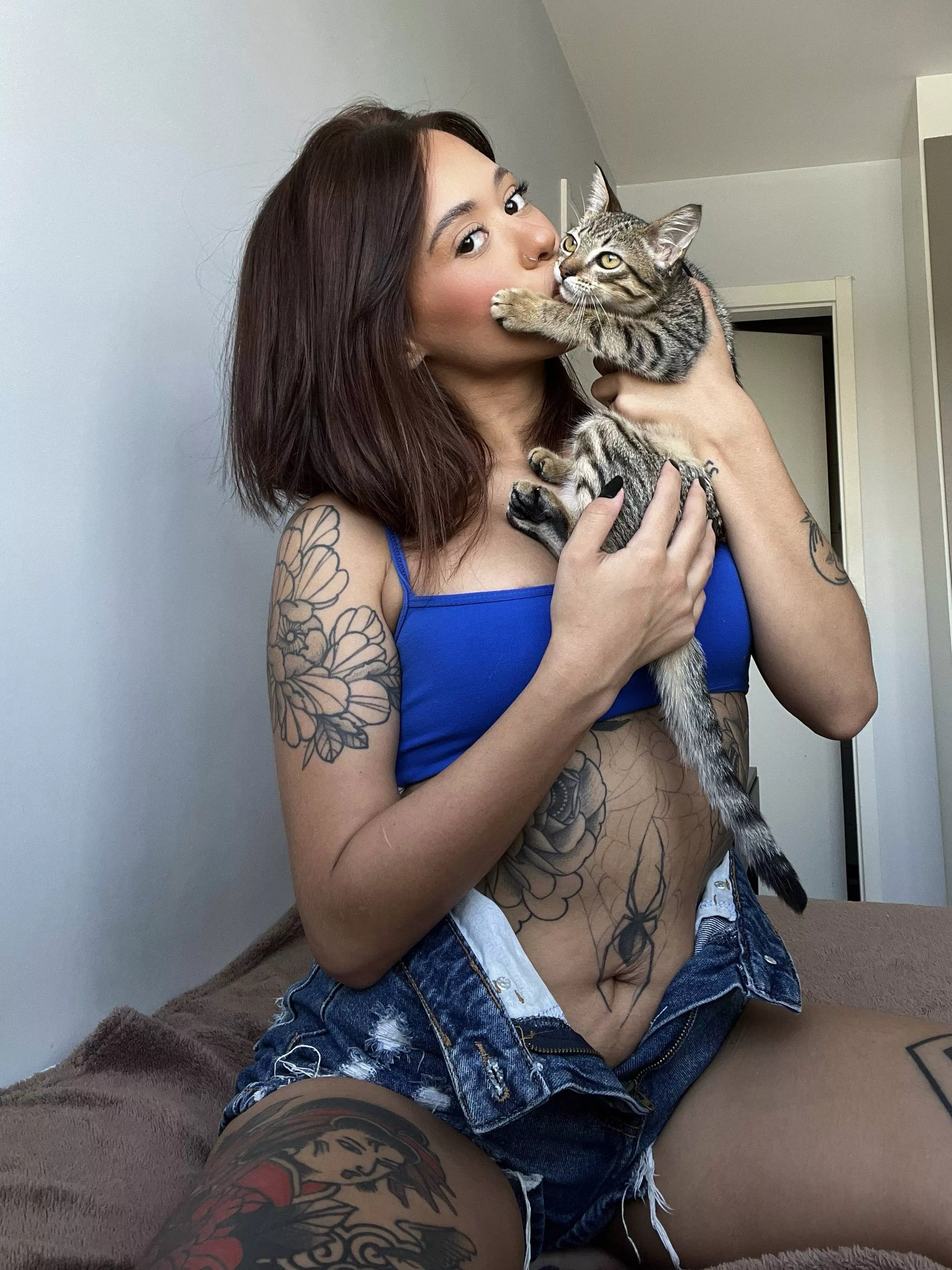 I know you love hot Asians, but do you also love cute Kitty`s? 😏