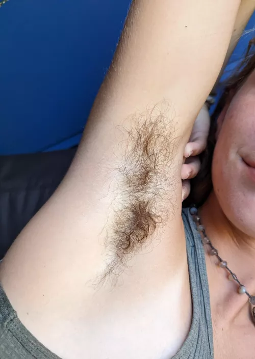 I love how curly my hair gets when I sweat💗