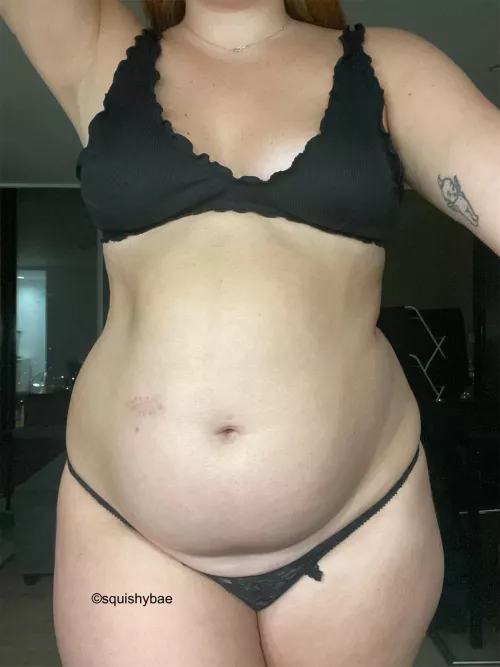 I’d like to draw your attention to that lower belly line 😏