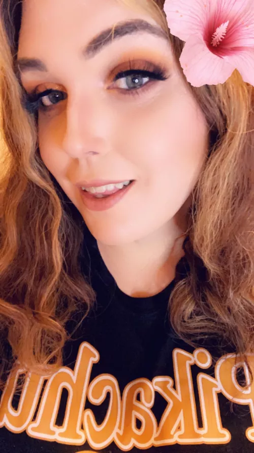 I’m a girl with flowers in her hair🌸