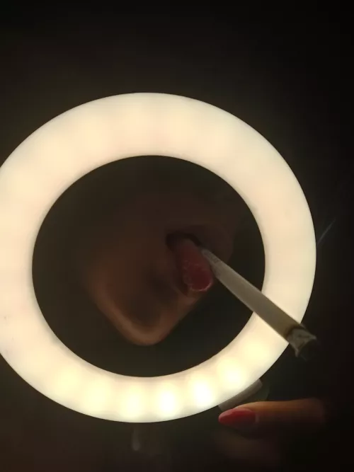 It looks like porn, the art of smoking 🫦👸