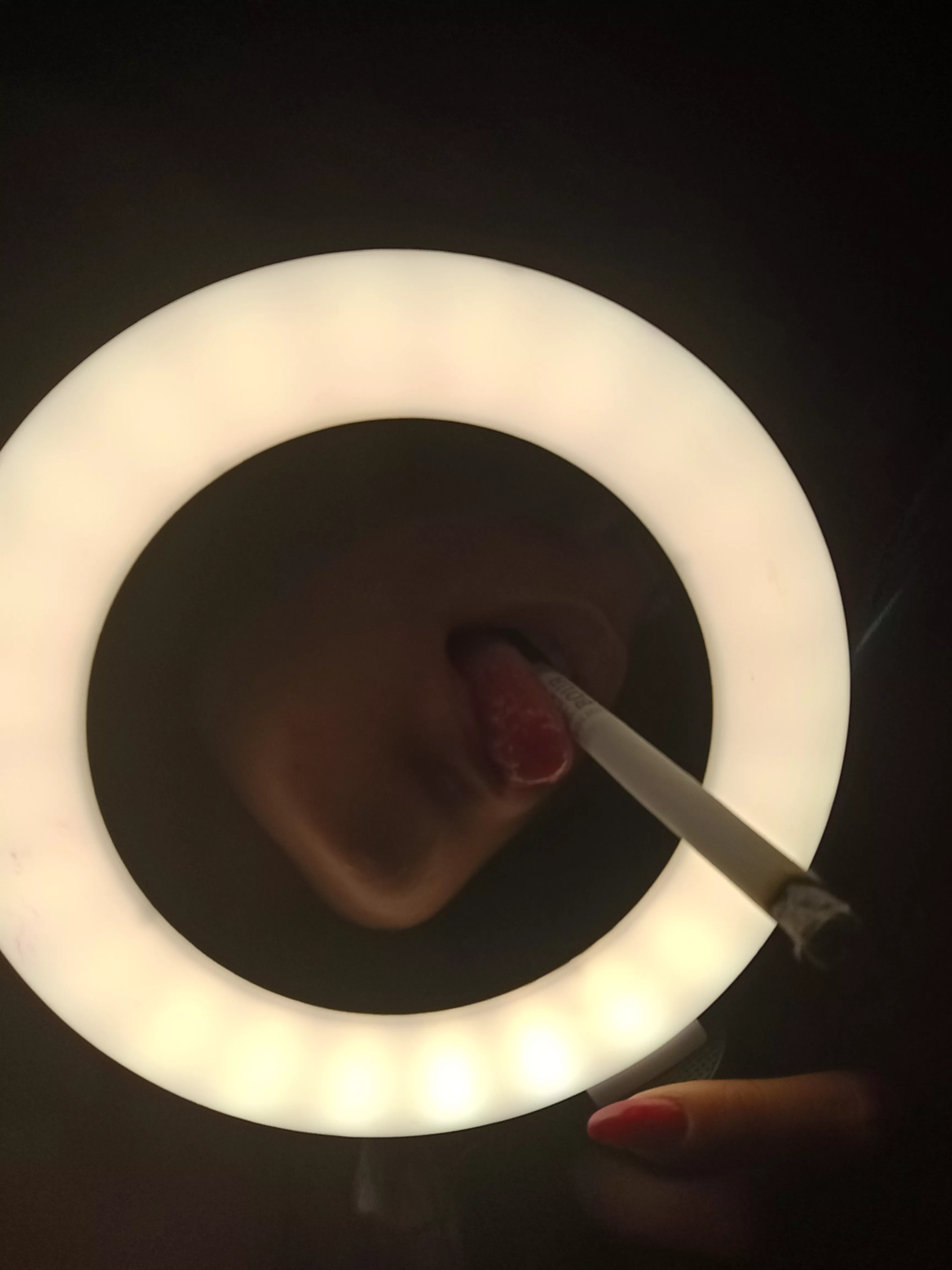 It looks like porn, the art of smoking 🫦👸