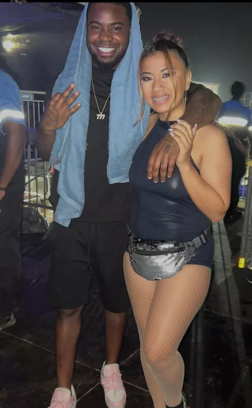 My gf so happy to meet her fav player she dressed up just for him