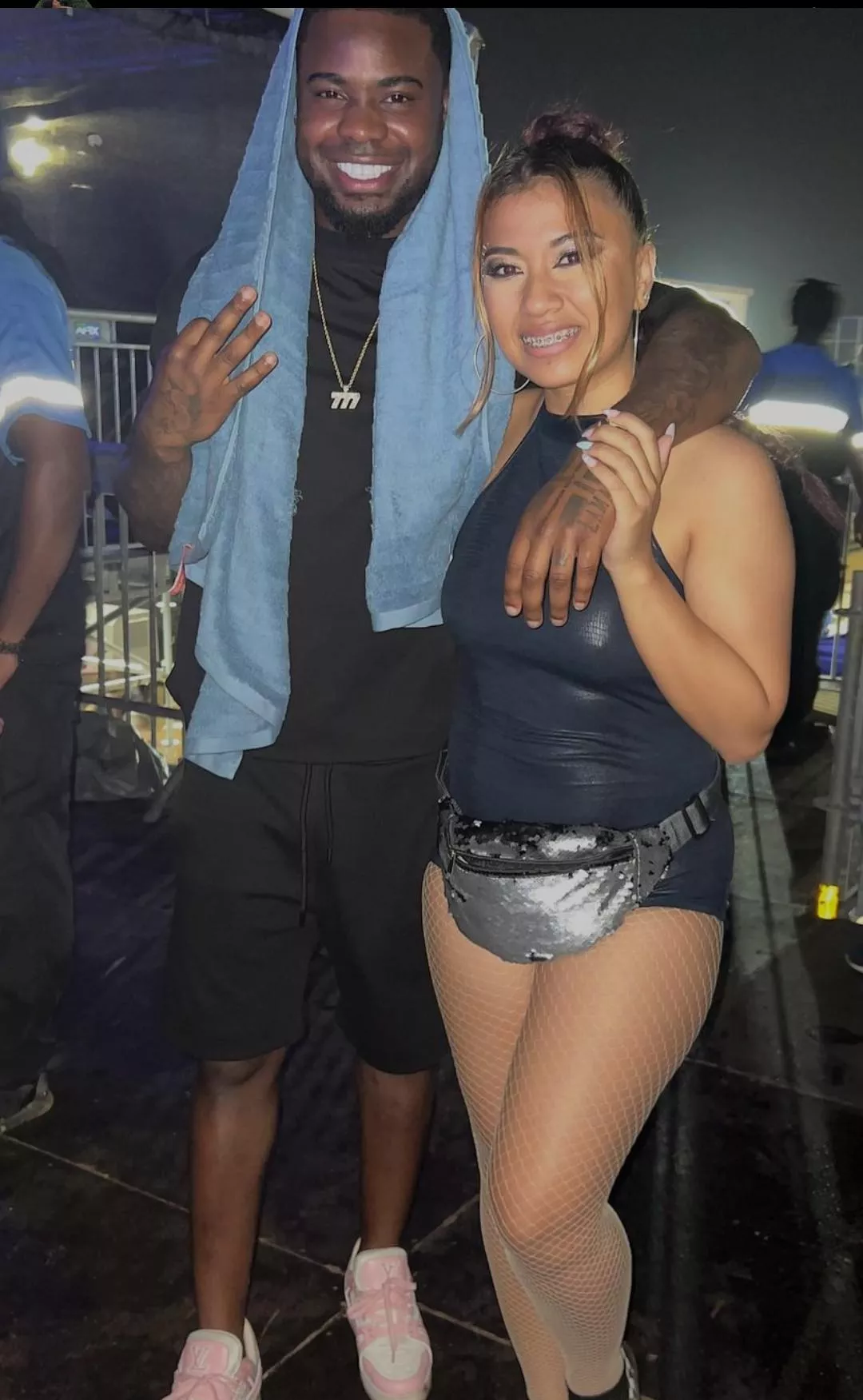 My gf so happy to meet her fav player she dressed up just for him