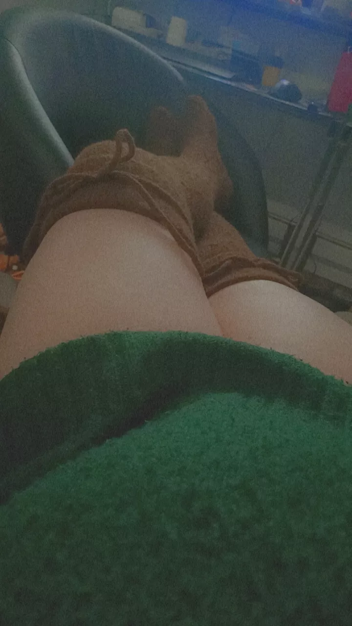 My legs are too long, even the largest thigh highs turn into knee highs 😭