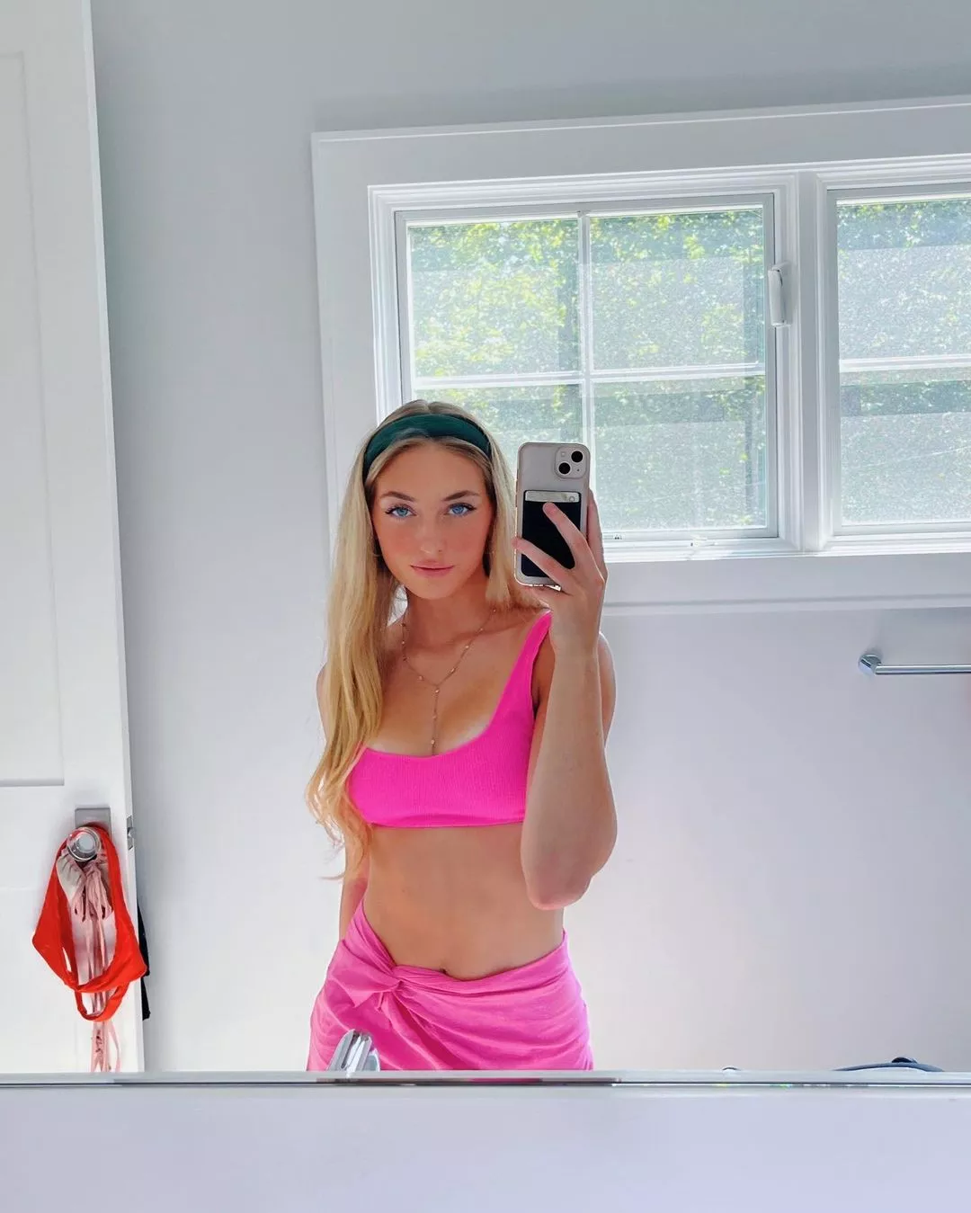 pink selfie
