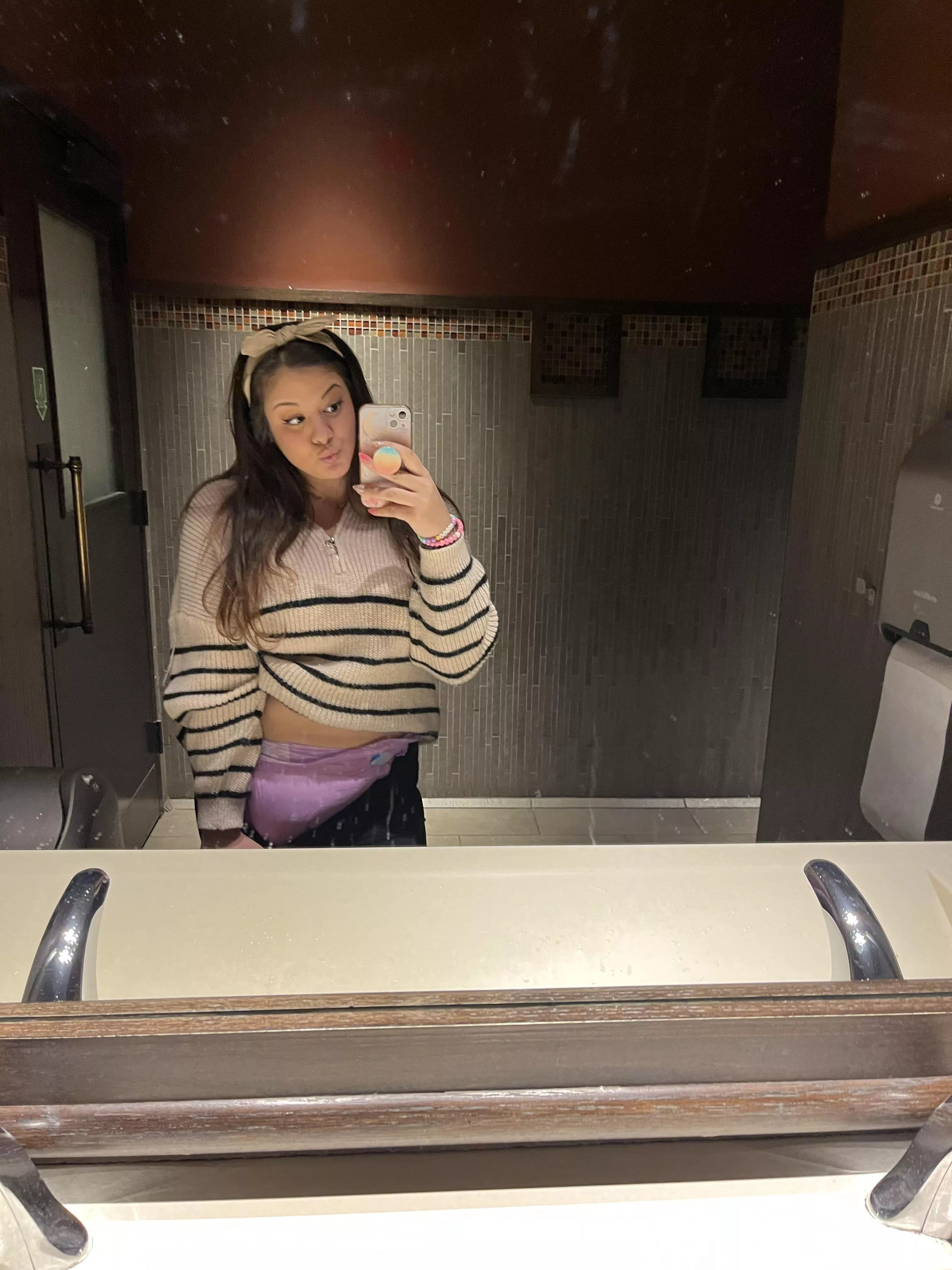 Snap a quickie lil pic while people are using da silly potty 🤭