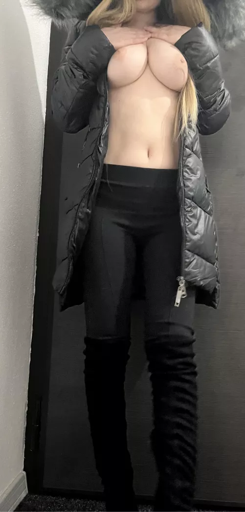 Visiting the neighbors 💋