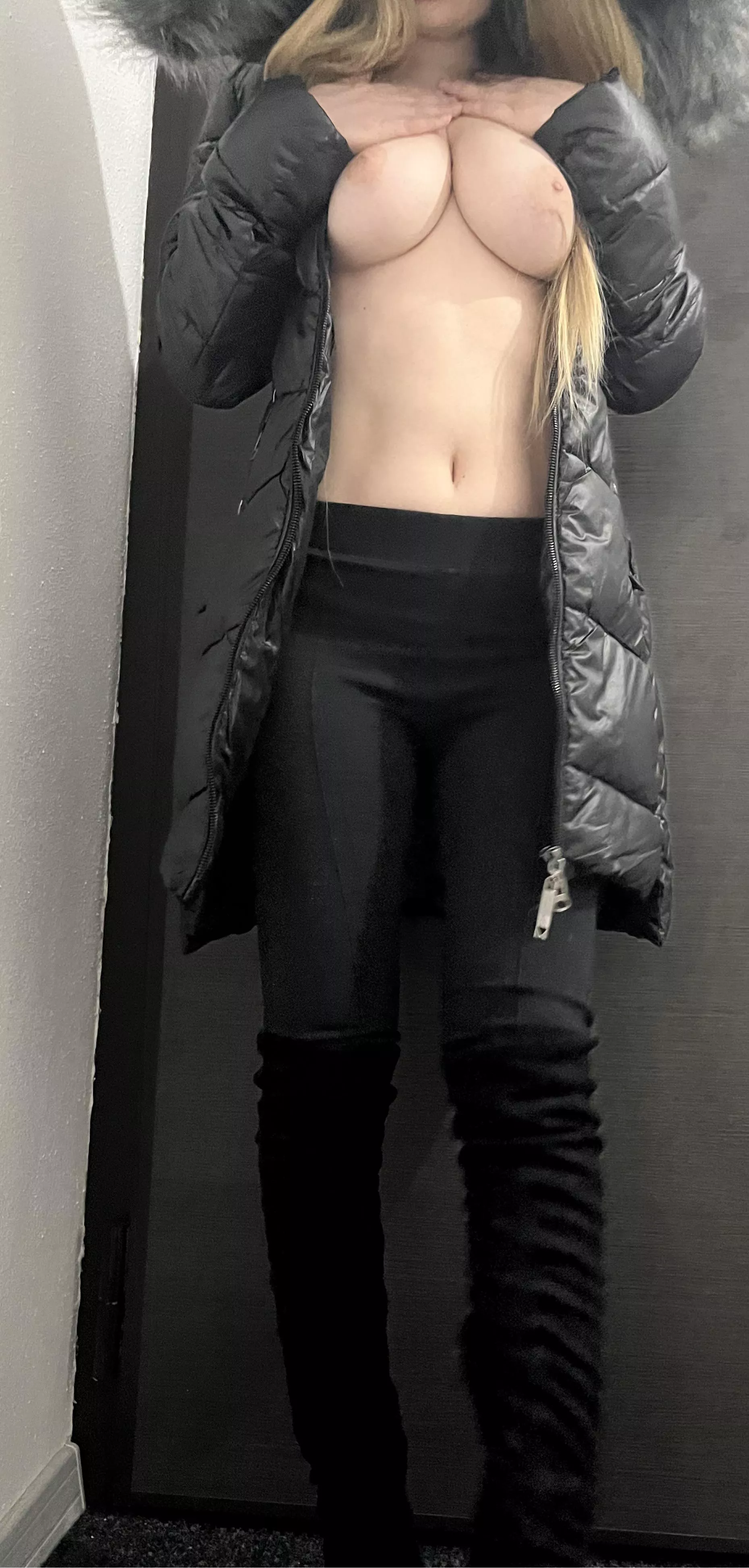 Visiting the neighbors 💋