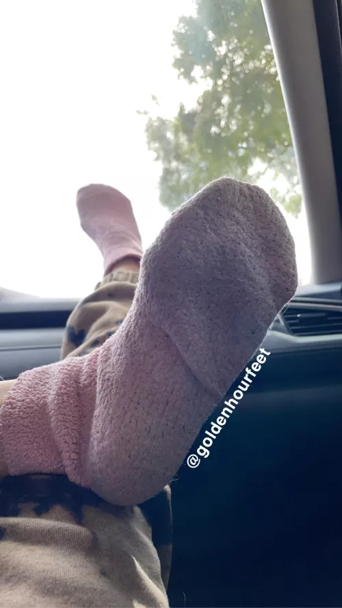 Who likes fuzzy socks? This pair could be yours💘