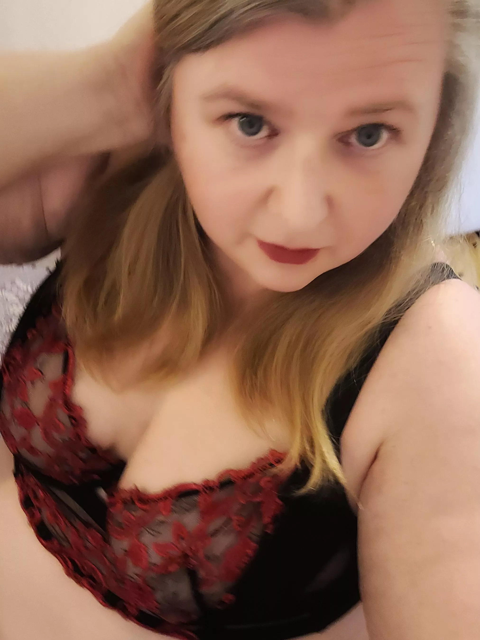 Would love someone to cum and play with me