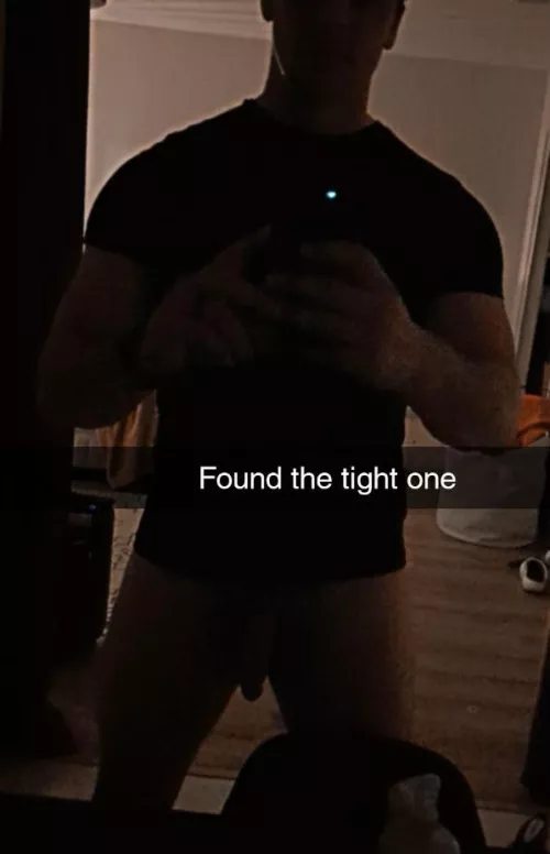 You know the gy[m] is paying off when large shirts fit like this 😬