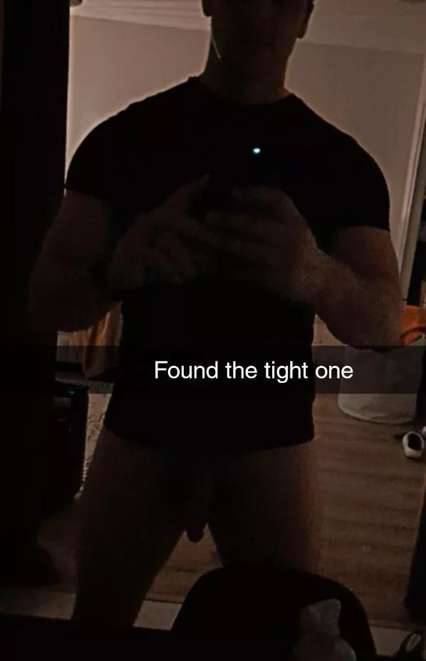 You know the gy[m] is paying off when large shirts fit like this 😬