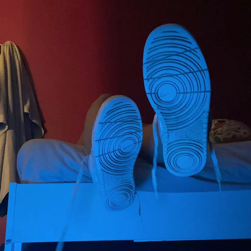 You’re such a loser for feet I bet you’d even worship my shoes