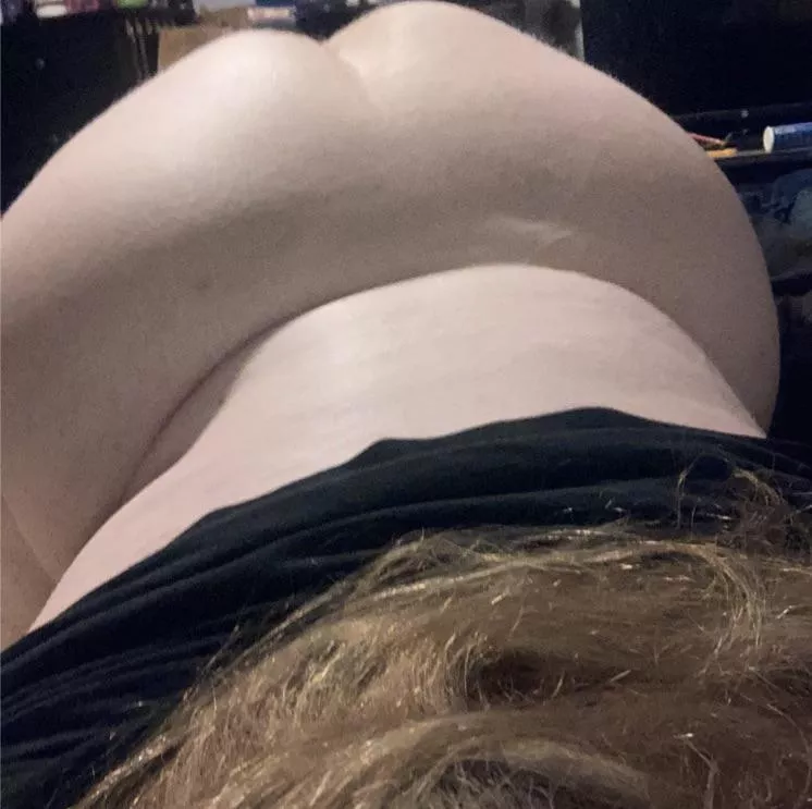 20 bottom with a fatass hmu to cum