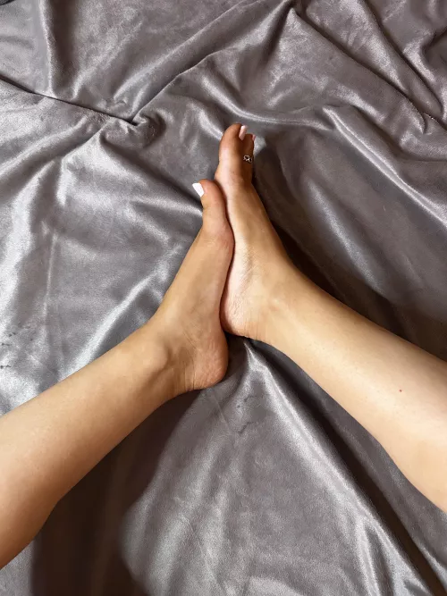 Cum and lick my supple soles [OC]🦶🏽😏💦