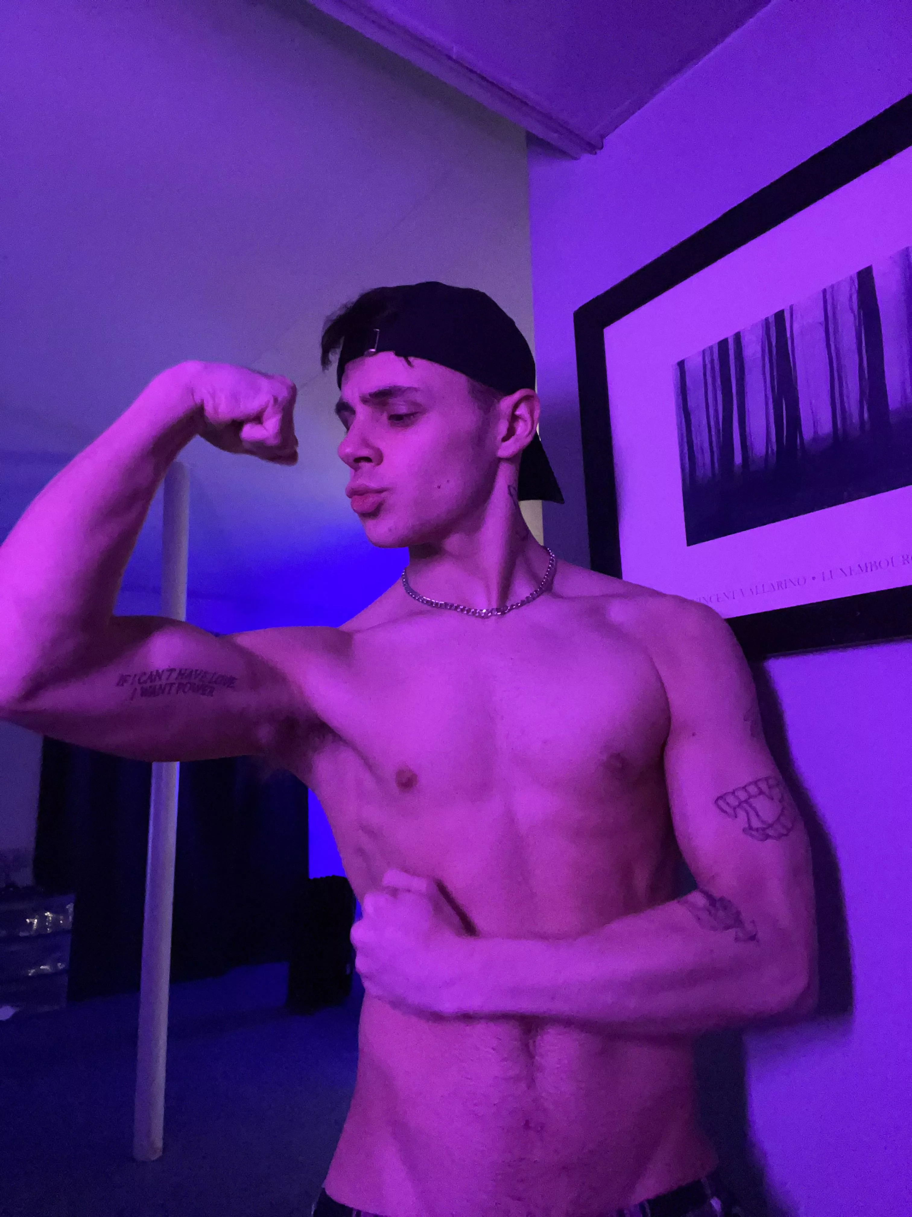 Fit guys add me let’s show off muscles & compare 👻 Jockboybooty