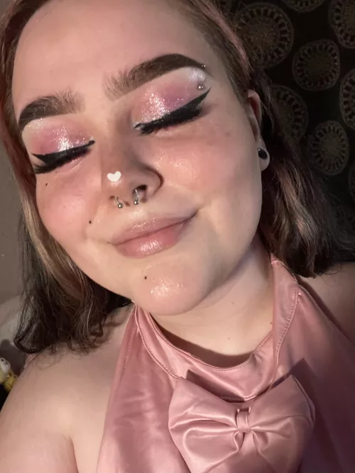 Hi! 🥰💖 a very glittery cutesy makeup look hehe