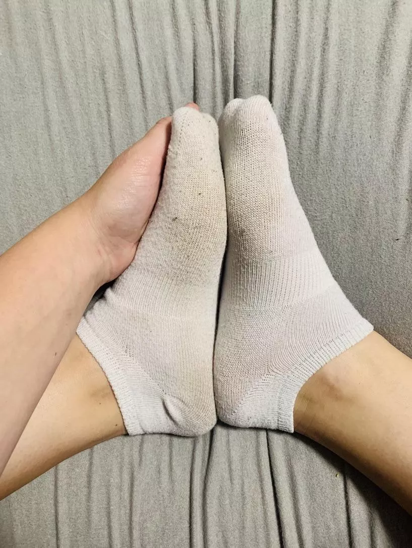 Hope you don’t mind these dirty socks😝