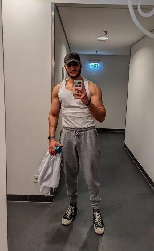 I finally can see some results by being consistent at the gym💪🏽