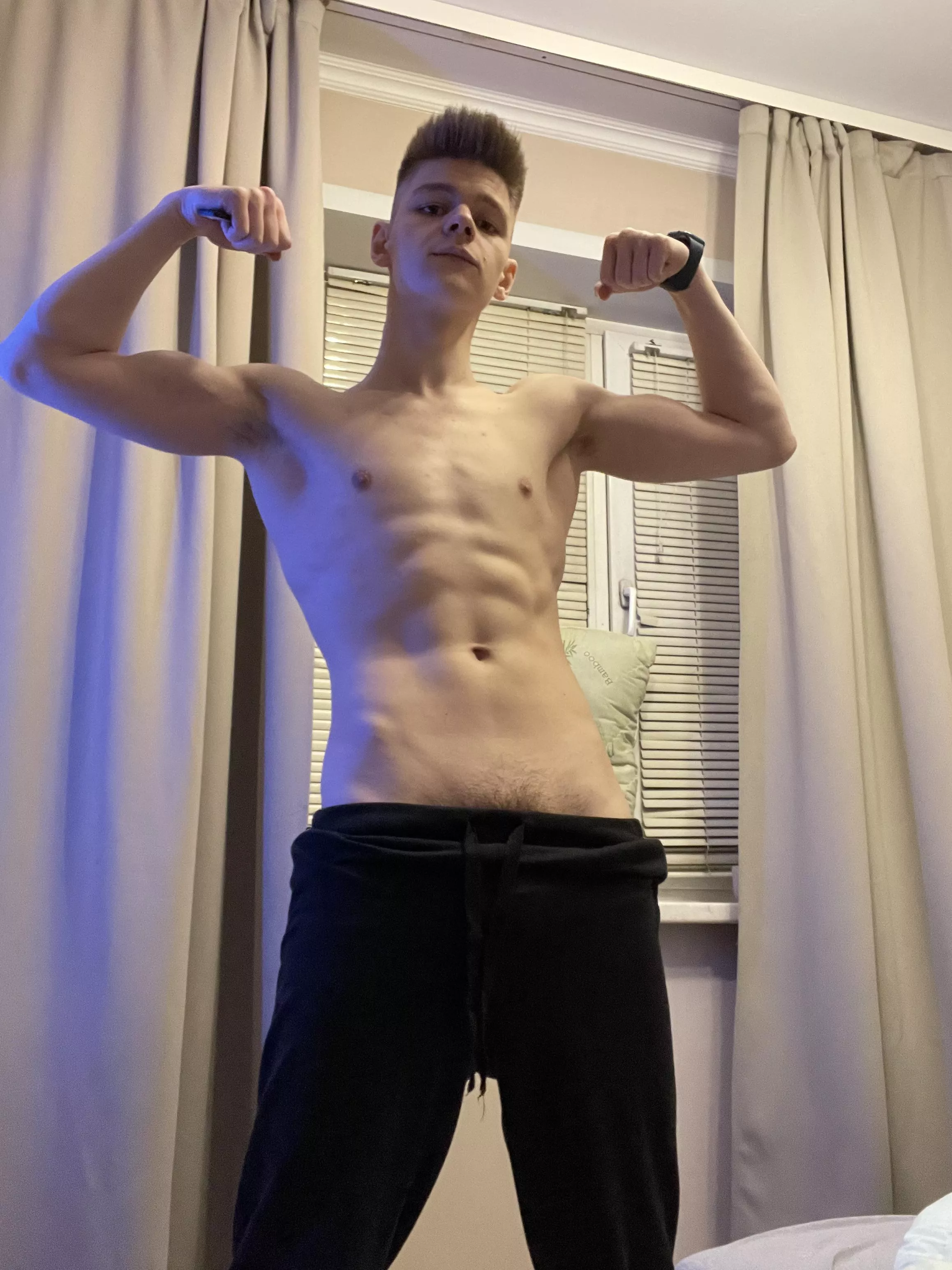 If you were my roommate, would you allow me to walk naked like this? 😏