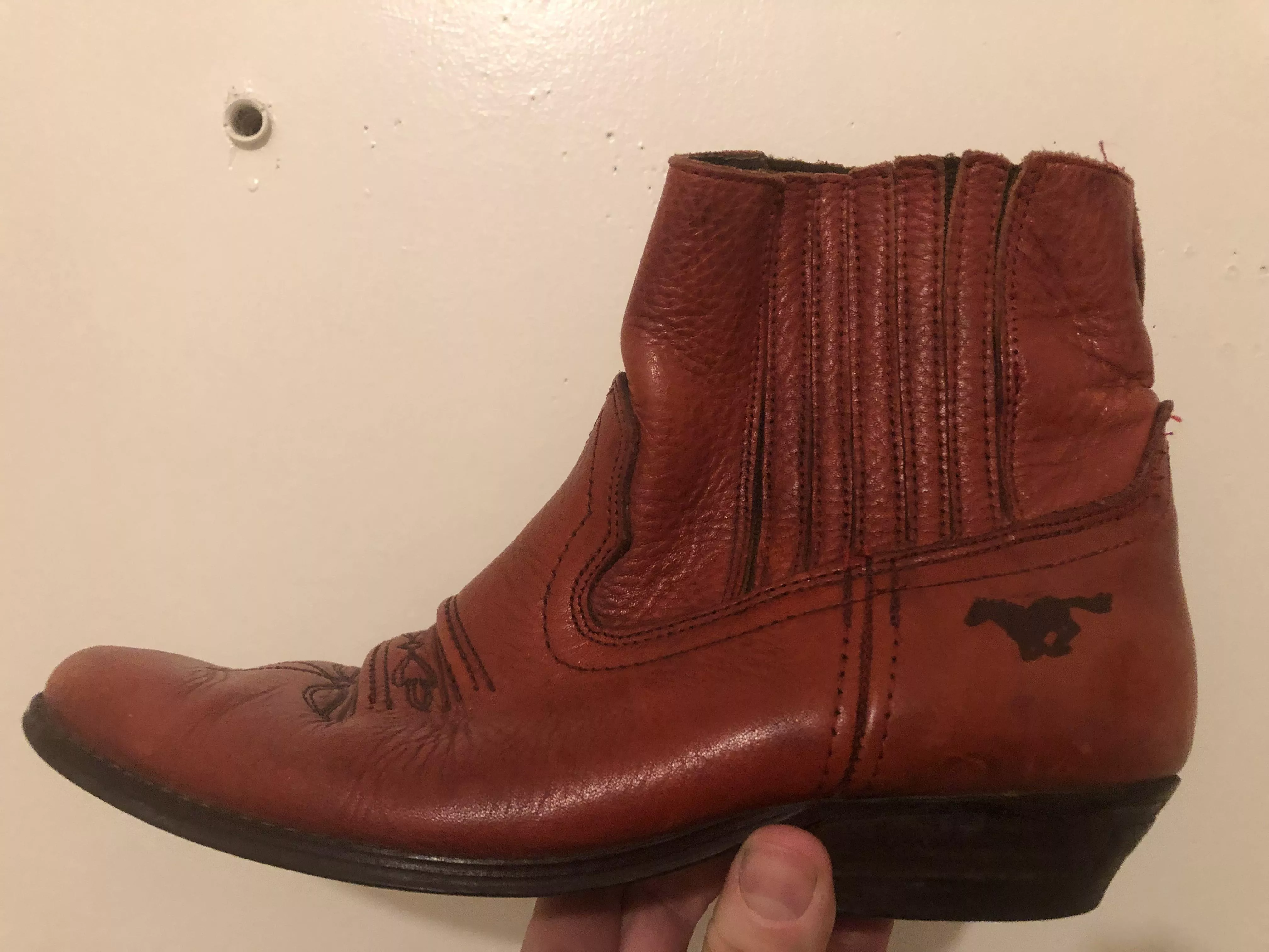 Lovely boots bought in BC Canada, no clues aside from the horse motif; Any ideas on the make ?