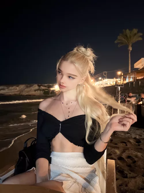 Night close to the sea side😍